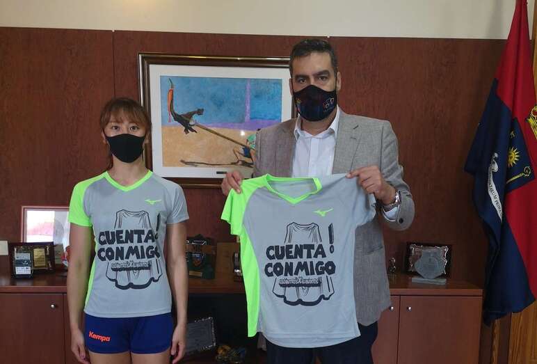 El concejal Diego Ojeda con la jugadora del Rocasa Gran Canaria Mizuki Hosoe (Foto TA)